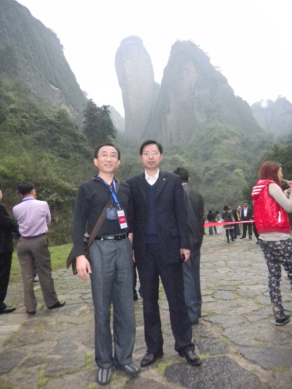 邵陽(yáng)市旅游局領(lǐng)導(dǎo)與我司總經(jīng)理韓鵬先生(左)