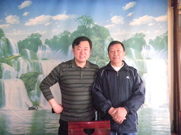 邵陽(yáng)經(jīng)委主任、市長(zhǎng)助理秦立軍(左)與我司經(jīng)濟(jì)發(fā)展戰(zhàn)略顧問(wèn)韓國(guó)良先生(右)